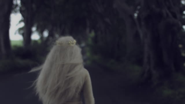 4k-Fantasy-Shot-in-Dark-Hedges,-Queen-Turning-and-Walking-Away-(close-up)