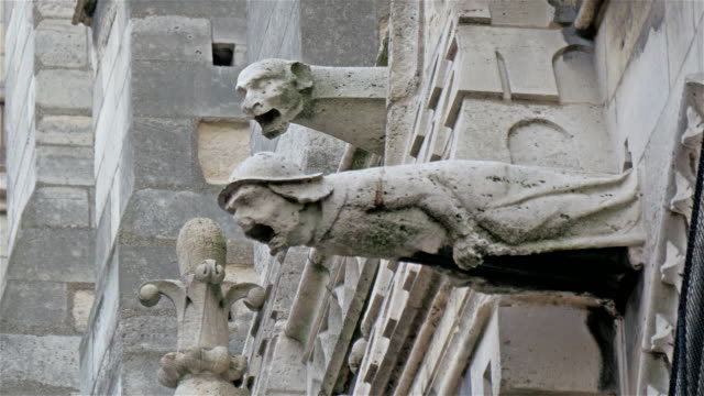 Carvings-der-Kopf-des-Löwen-auf-die-Kante-der-Wand