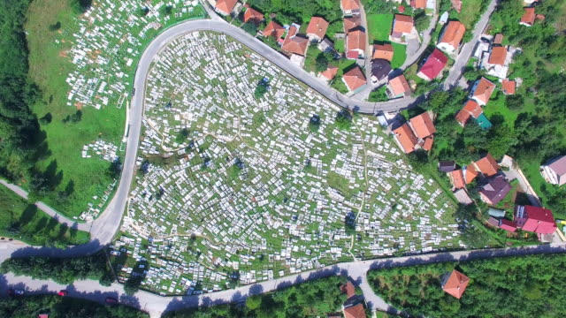 Luftaufnahme-des-bosnischen-Friedhofs