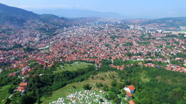 Fliegen-über-bosnische-Stadt-mit-muslimischen-Friedhöfen