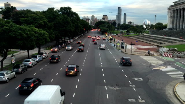 Vista-del-puente-de-tráfico-de-la-avenida-además-de-la-Facultad-de-derecho-de-Buenos-Aires