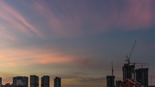 Sonnenuntergang-Blick-auf-die-Skyline-von-Downtown-Singapur-von-morgens-bis-abends-mit-Wolken