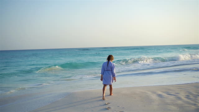 Niedliche-kleine-Mädchen-zu-Fuß-am-Strand-im-Urlaub-in-der-Karibik