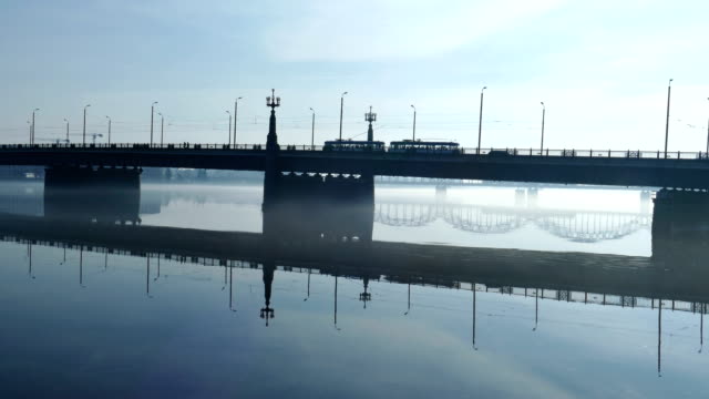 Trafic-auf-steinerne-Brücke-in-der-Nähe-der-Altstadt-von-Riga
