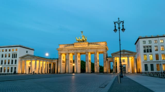Noche-de-skyline-de-la-ciudad-de-Berlín-para-timelapse-del-día-en-la-puerta-de-Brandenburgo-(Brandenburger-Tor),-lapso-de-tiempo-de-Berlín,-Alemania,-de-4-K