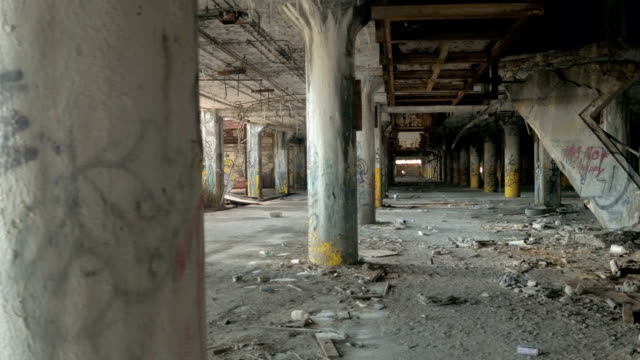 CLOSE-UP:-Garaje-ruina-Spooky-en-fábrica-automotriz-Fisher-cuerpo-planta-abandonada