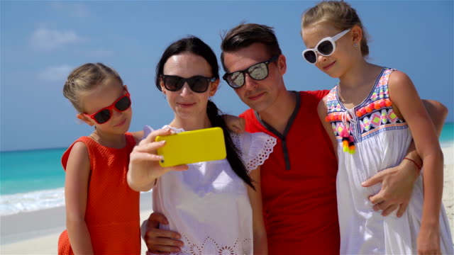Junge-schöne-Familie-unter-Selfie-Porträt-am-Strand