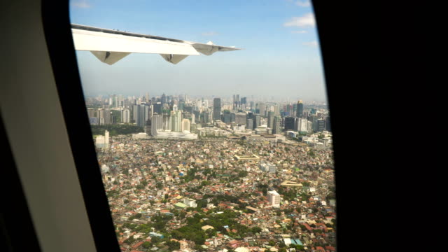 Blick-aus-einem-Flugzeugfenster.-Manila,-Philippinen