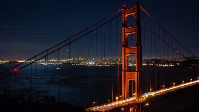 Centro-de-la-ciudad-de-San-Francisco-y-el-Golden-Gate-puente-Timelapse-noche-Timelapse