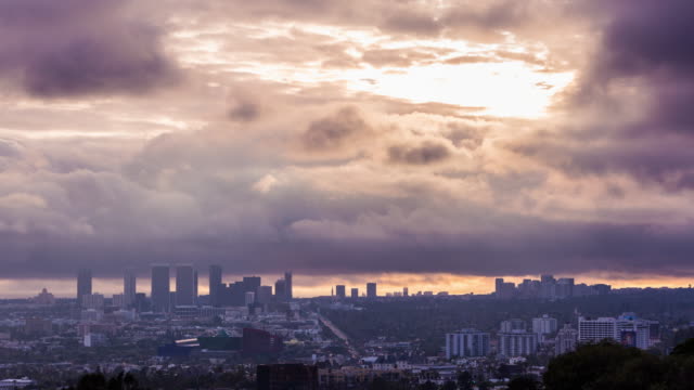 Los-Angeles,-Century-City-y-Santa-Mónica-nubes-sol-hora-dorada-Timelapse