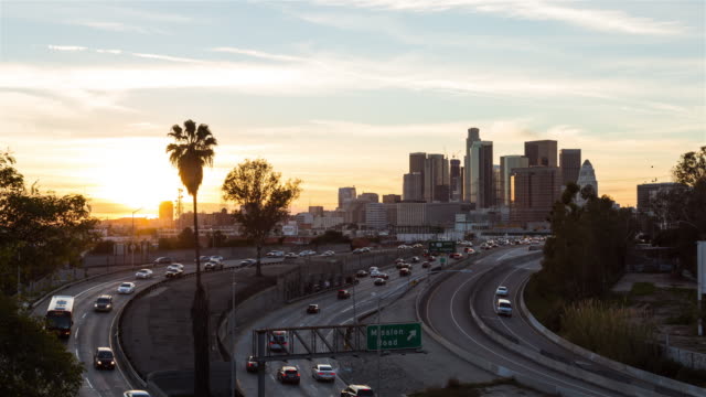 Die-Innenstadt-von-Los-Angeles-Skyline-Tag-zu-Nacht-Sonnenuntergang-Timelapse
