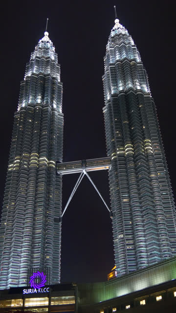 malaysia-vertical-kuala-lumpur-petronas-towers-night-illumination-panorama-4k