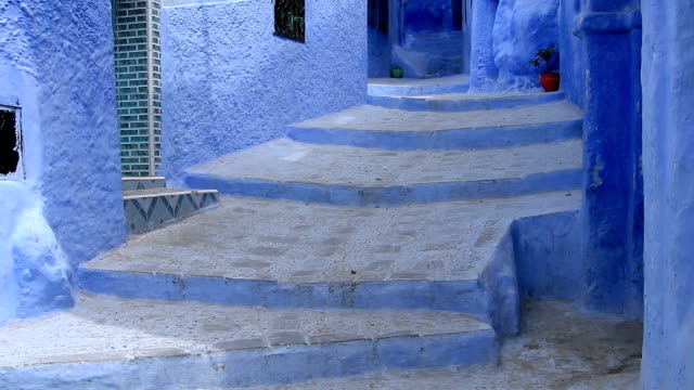 POV,-caminando-en-la-ciudad-azul-de-Chefchaouen-Chaouen-/-Marruecos,-primer-punto-de-vista
