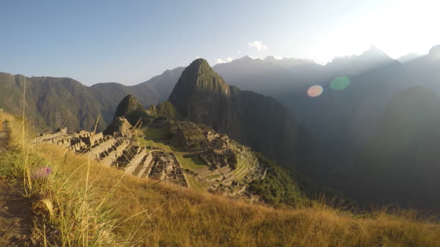 Machu-Picchu-at-sunrise,-time-lapse-video