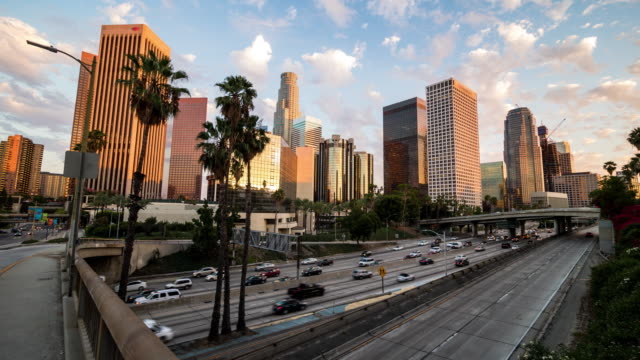 Die-Innenstadt-von-Los-Angeles-goldene-Stunde-Timelapse