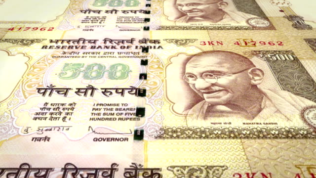 Banknoten-der-fünfhundert-indischen-Rupien-Indiens-Rollen,-Bargeld,-Schleife