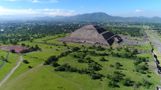 Vista-aérea-de-las-pirámides-en-Mesoamérica-antigua-ciudad-de-Teotihuacan,-pirámide-del-sol,-Valle-de-México-desde-Centroamérica,-4-k-UHD