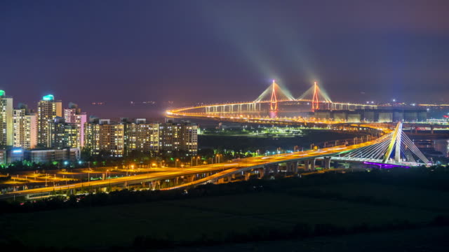 Lapso-de-tiempo-de-puente-de-incheon-en-sur-Korea.Zoom-hacia-fuera