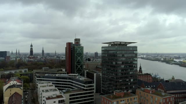 Blick-über-Hamburg-an-einem-bewölkten-Tag-mit-einer-Drohne