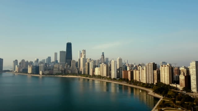 Aerial-view-of-the-cityscape-of-Chicago,-America-early-in-the-morning.-Copter-flying-up-to-the-city,-Michigan-lake