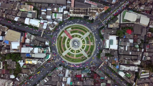 Vista-aérea-ruta-área-enorme-rotonda-Wongwian-Yai-Bangkok,-Tailandia