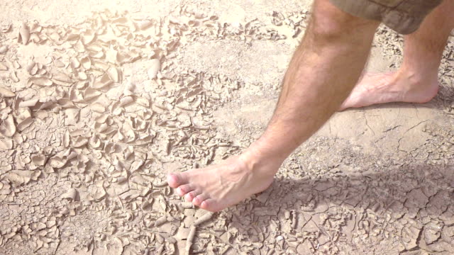 Video-der-Mann-zu-Fuß-auf-der-Wüste-in-echte-Zeitlupe