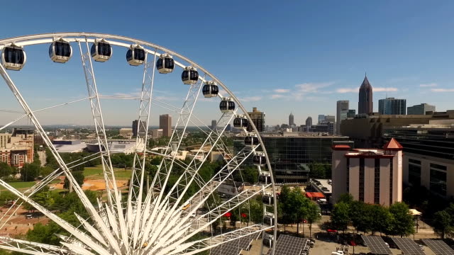 Tagsüber-blauen-Himmel-Downtown-Atlanta-Riesenrad