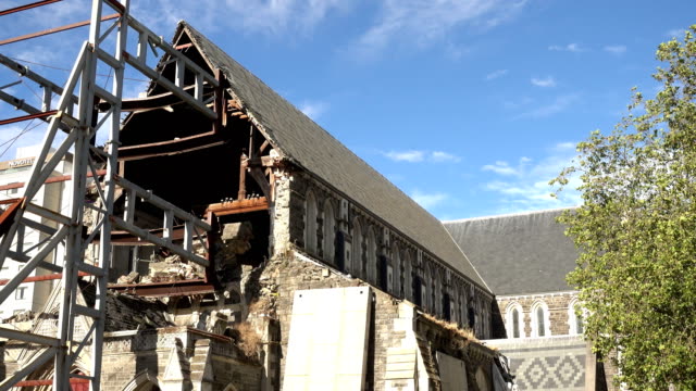 Gesamtansicht-der-Kathedrale-beschädigt-Kirchenschiff-mit-der-Stahlkonstruktion-der-Rest-des-Körpers-Stein-von-einem-neuen-Zusammenbruch-nach-dem-2011-Erdbeben-zu-verhindern.