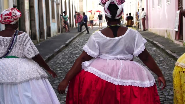 Mujeres-brasileñas---\"Baianas\"-pasear-por-el-Pelourinho,-Salvador-de-Bahía,-Brasil