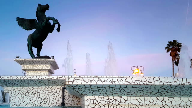 Korinth,-Griechenland,-5.-Oktober-2017.-Große-Statue-von-Pegasus-in-den-zentralen-Platz-von-Korinth-in-Griechenland.