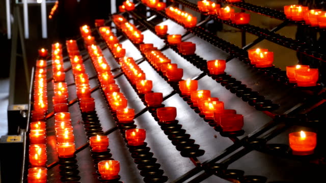 Se-encienden-muchas-velas-en-la-iglesia-cristiana