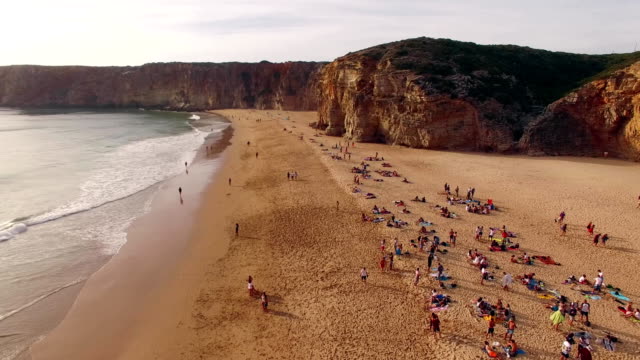 Menschen-ruhen-auf-einem-schönen-Sandstrand-in-Portugal,-Praia-do-Beliche,-Sagres,-Luftbild