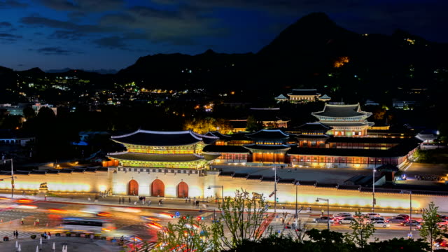 Time-lapse-of-Gyeongbokgung-palace-and-traffic-speeds-of-car-light-in-Seoul,South-Korea.