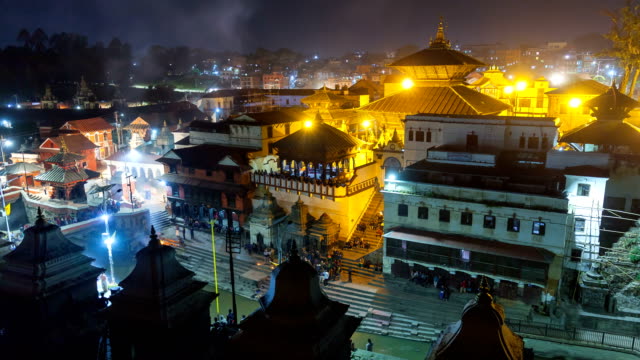 Vista-de-la-plaza-en-el-templo-de-Pashupatinath,-uno-de-los-templos-sagrados-de-la-fe-hindú.-Katmandú,-Nepal.