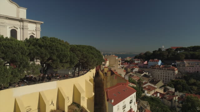 Portugal-sonnigen-Tag-Lissabon-berühmten-Alfama-Stadtbild-aerial-Panorama-4k
