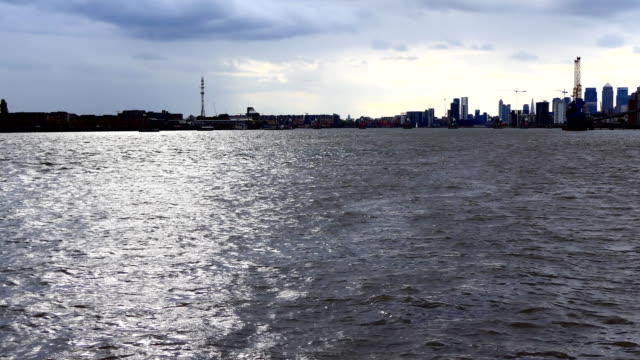 Thames-Barrier-und-Skyline-von-Canary-Wharf-in-London