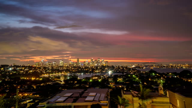 dramatische-Nacht-Wolkengebilde-Zeitraffer-in-generischen-modernen-Stadtbild