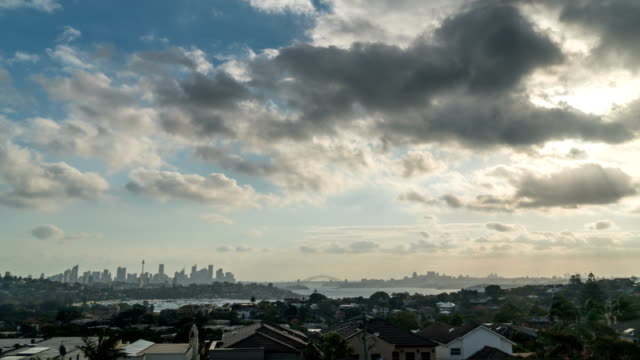 dramatischen-Tag-Wolkengebilde-Zeitraffer-in-generischen-modernen-Stadtbild