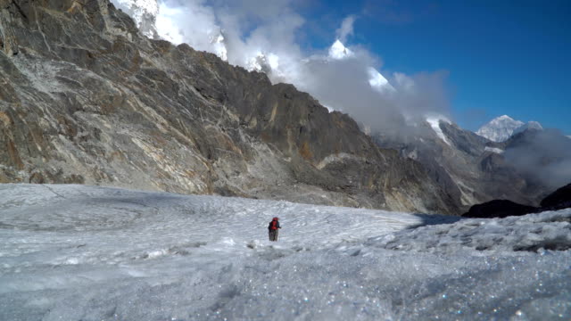 Montañeros-de-las-niñas-en-el-Himalaya