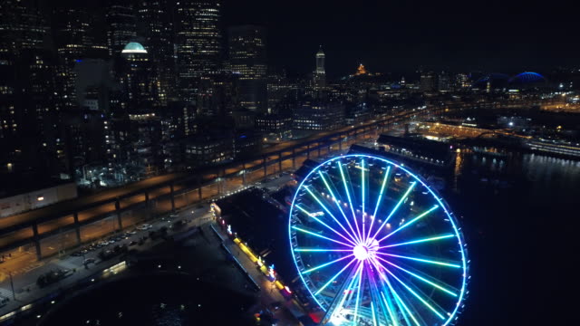 Seattle-Waterfront-luces-en-la-noche-vuelo-en-helicóptero