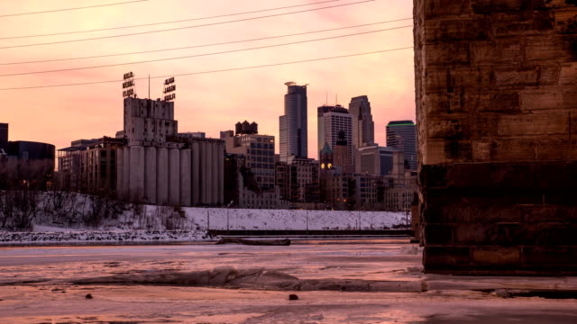 Minneapolis-Timelapse-Skyline---Tag-und-Nacht