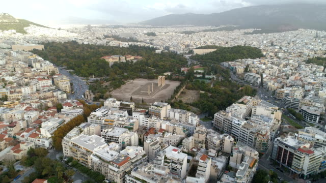 vista-aérea-del-templo-de-Zeus-en-Olympia-en-Atenas-y-la-parte-moderna-de-la-ciudad