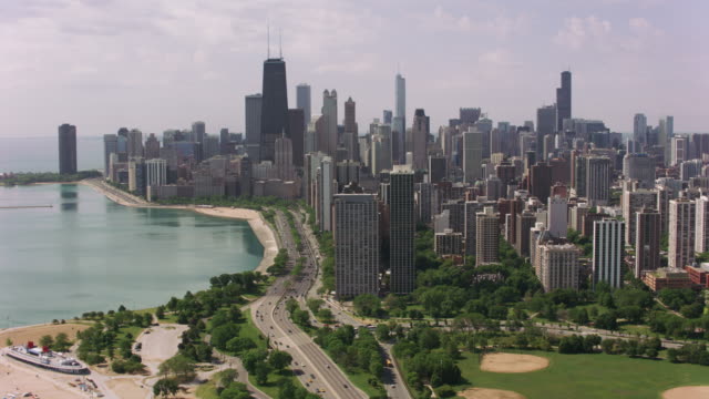 Volando-sobre-la-playa-de-la-Avenida-del-norte-hacia-el-centro-de-Chicago.