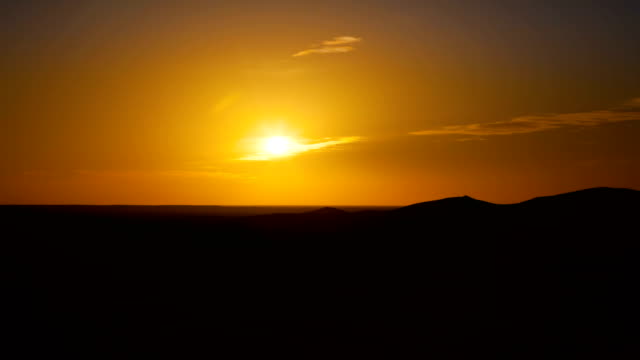 Desert-sand-dunes--sunrise-timelapse