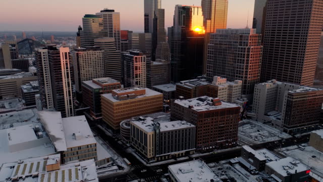 Luftaufnahmen-zeigen-der-Innenstadt-von-Minneapolis-bei-Sonnenuntergang---4K