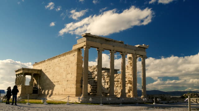 Hoch-aufragende-griechische-Ruinen