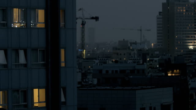 Vista-de-Tel-Aviv-con-casas-y-grúas,-Israel-de-noche