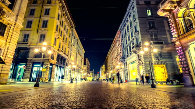 Lapso-de-tiempo-la-gente-en-la-calle-Milán-de-via-Dante