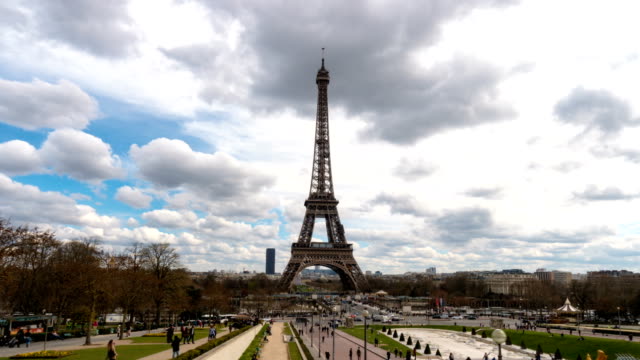 Eiffelturm-mit-den-Wolken-Schwimmen