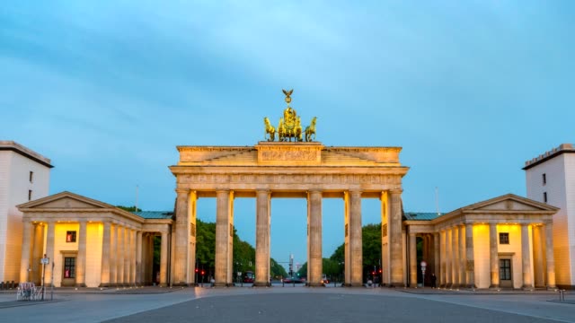 Berlin-city-skyline-night-to-day-timelapse-at-Brandenburg-Gate-(Brandenburger-Tor),-Berlin,-Germany-4K-Time-lapse
